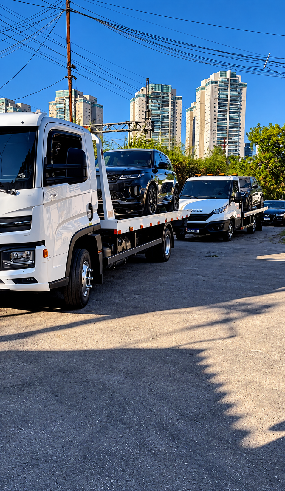 Caminhão plataforma transportando veículo